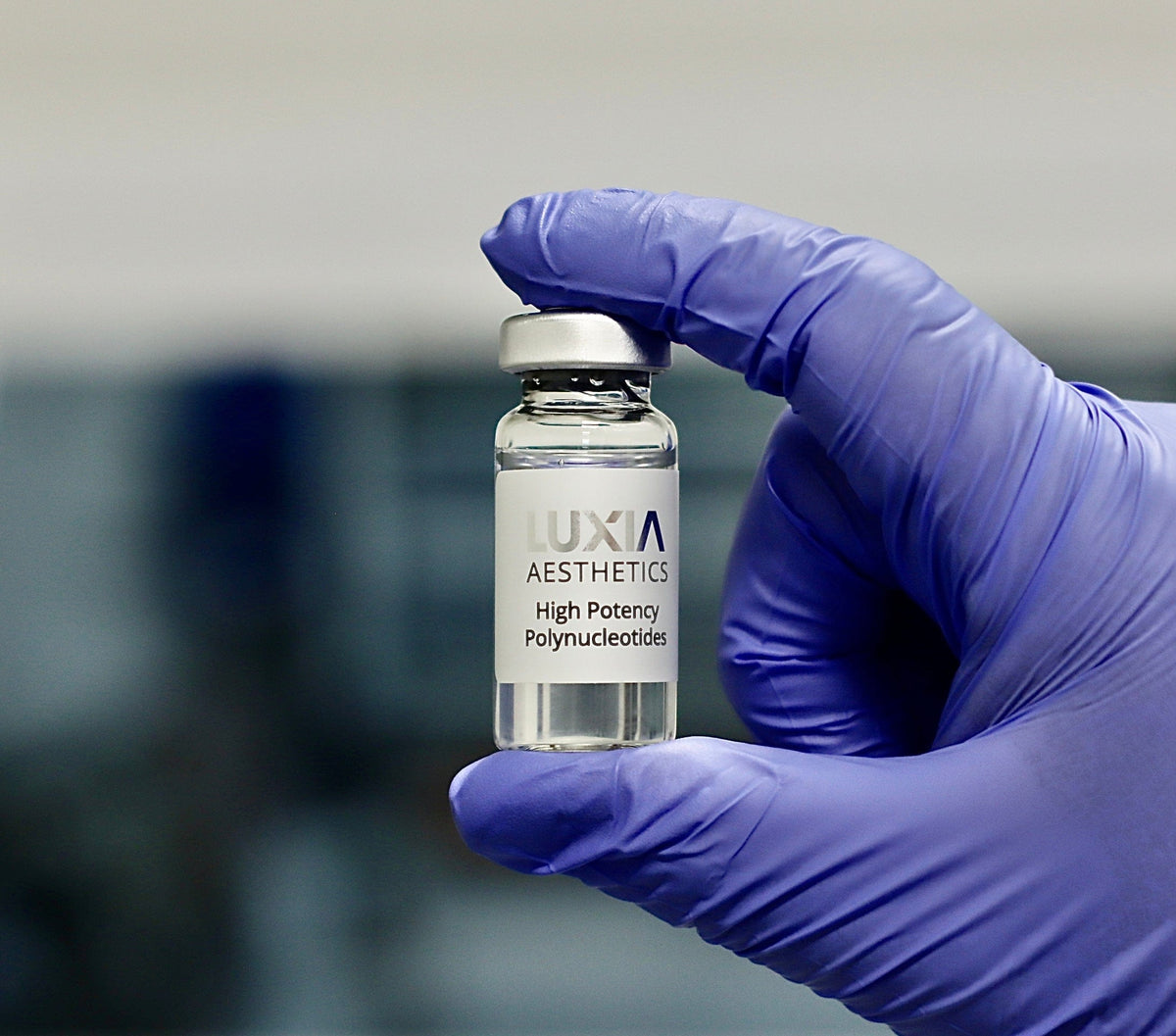 LUXIA Polynucleotides 9% 1 x 10ml (100mg) - in the hands of a cosmetics professional